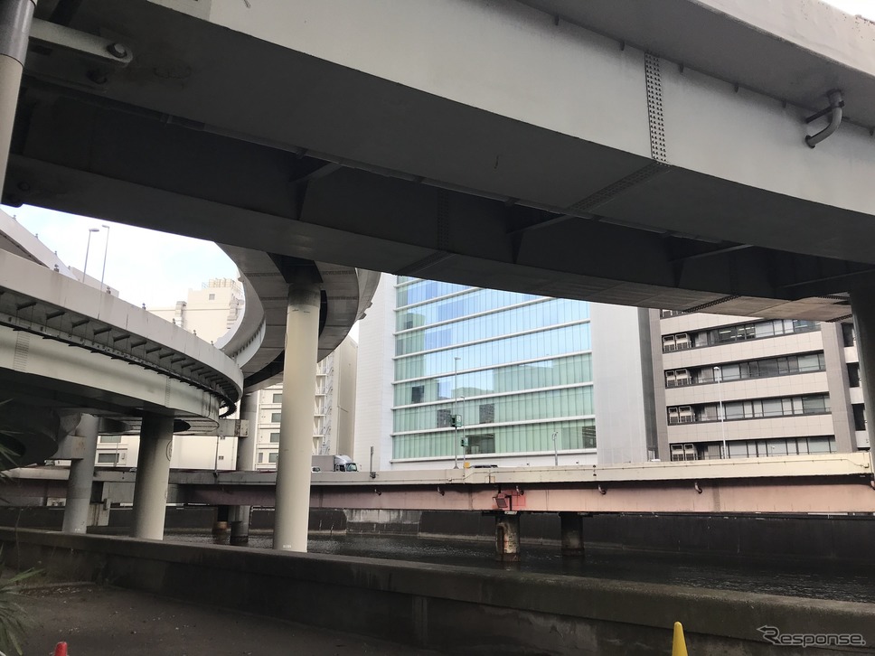 江戸橋JCT。低い位置の高架が、将来地下化される都心環状線。前方のビル群も建て替えになる。《写真撮影 高木啓》
