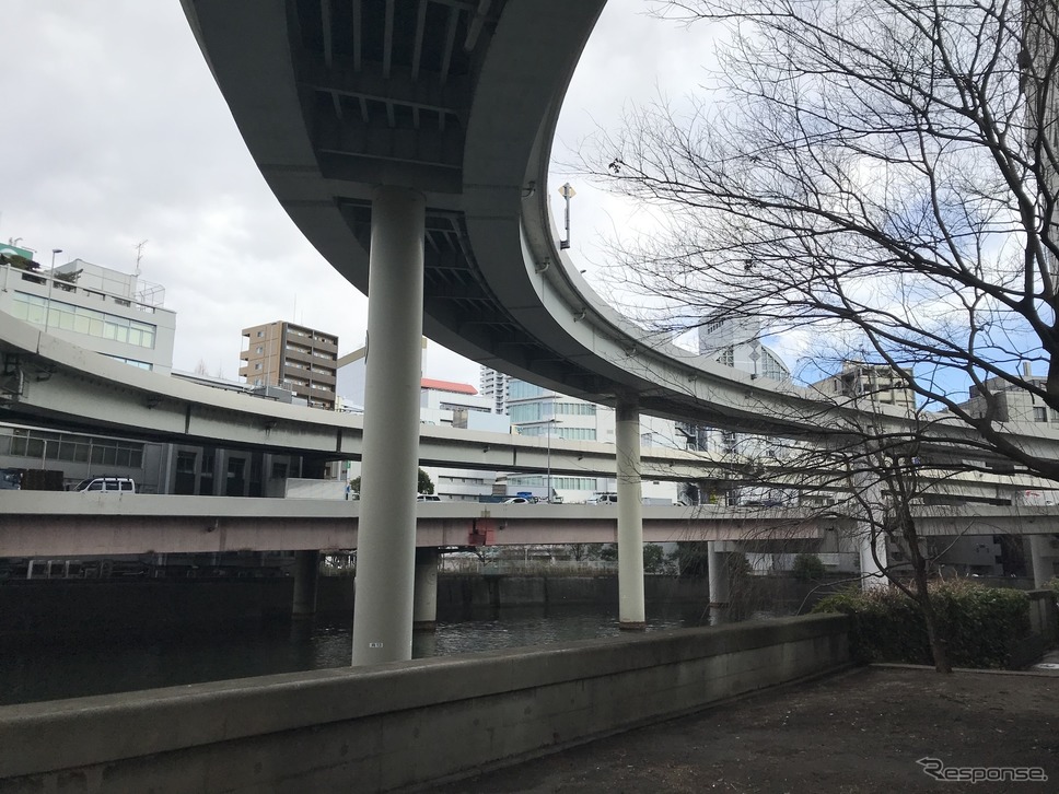江戸橋JCT。低い位置の高架が都心環状線。この辺がトンネル出入口で、地下区間は左手になる。《写真撮影 高木啓》