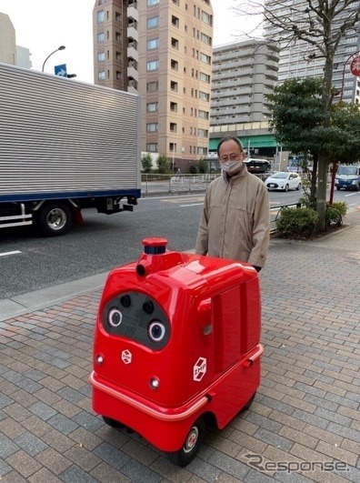 公道を走行する自動宅配ロボット《写真提供 ENEOSホールディングス》