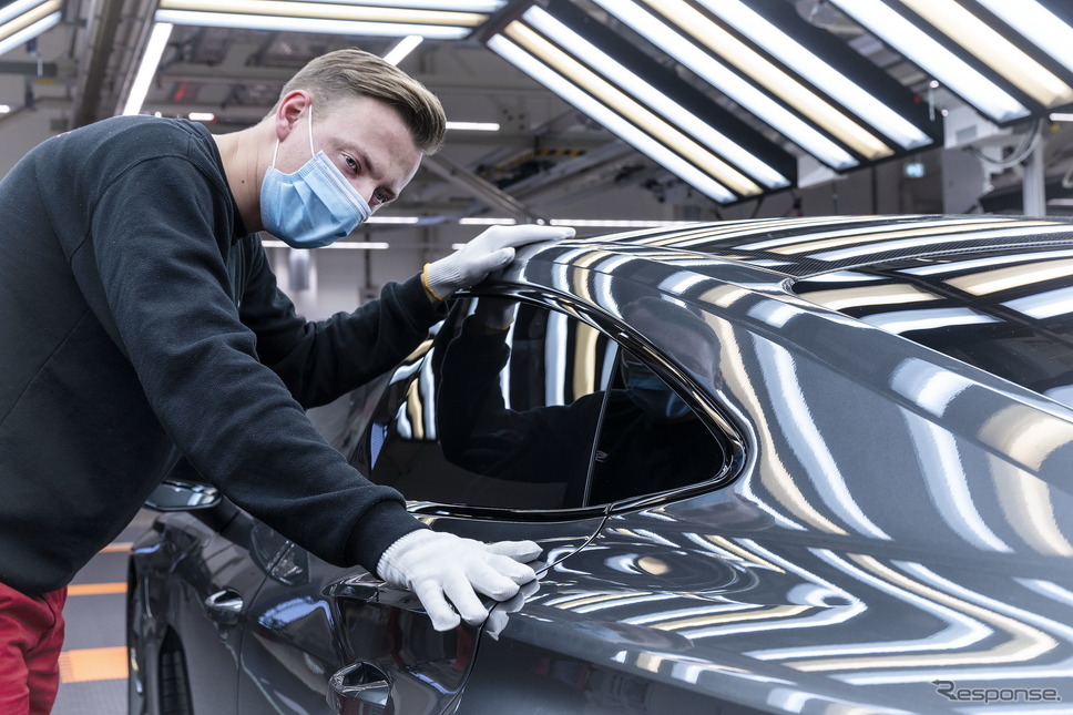 ドイツ・ネッカーズルムのベーリンガーホフ工場で量産が開始されたアウディ e-tron GT《photo by Audi》