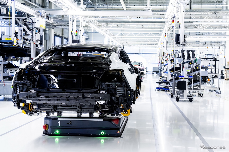 ドイツ・ネッカーズルムのベーリンガーホフ工場で量産が開始されたアウディ e-tron GT《photo by Audi》