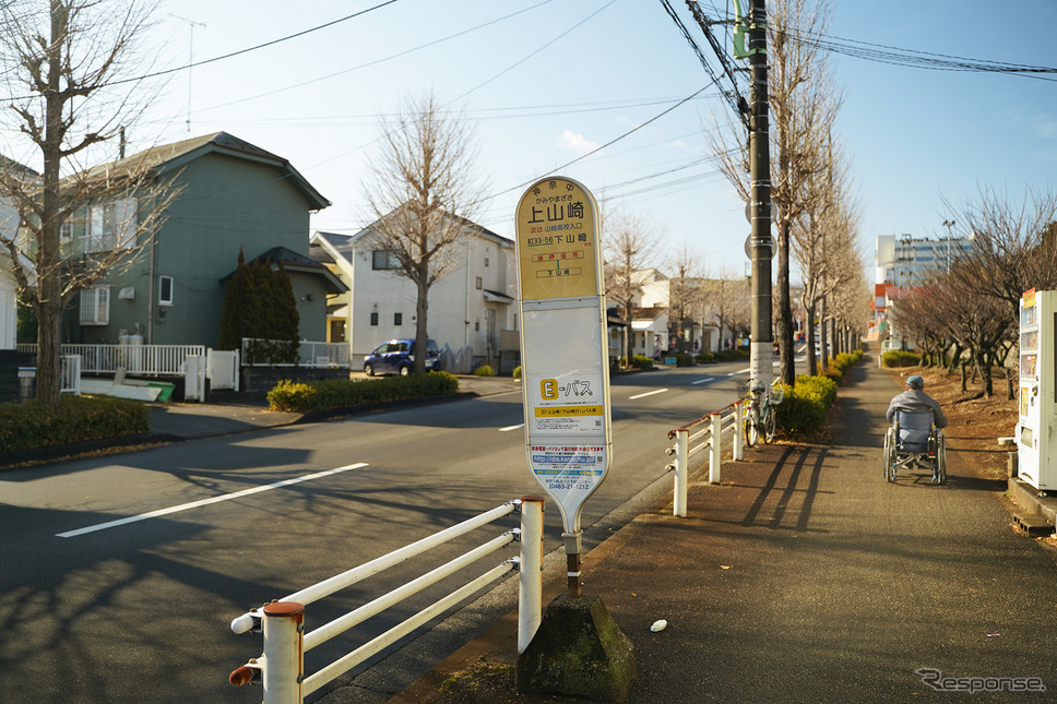 駅から続く路線バスのバス停《写真撮影 坂本貴史》