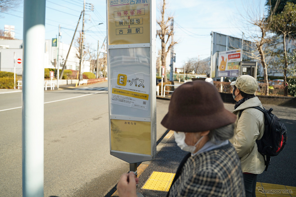 バス停で待つ居住者《写真撮影 坂本貴史》