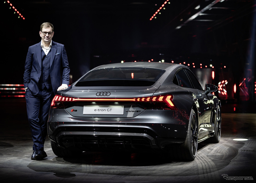 アウディ マルクス・ドゥスマンCEOとe-tron GT《Photo by Audi》