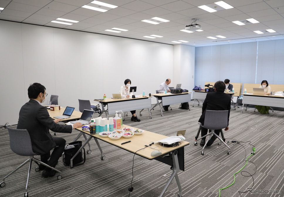 リモート会場。コロナ対策で少人数。パソコンの向こうにいる市民の方と意見交換。モデレータの県立前橋高校の生徒は、リモートという条件のなかすばらしい仕切り。《写真提供 岩貞るみこ、SIP-adus》