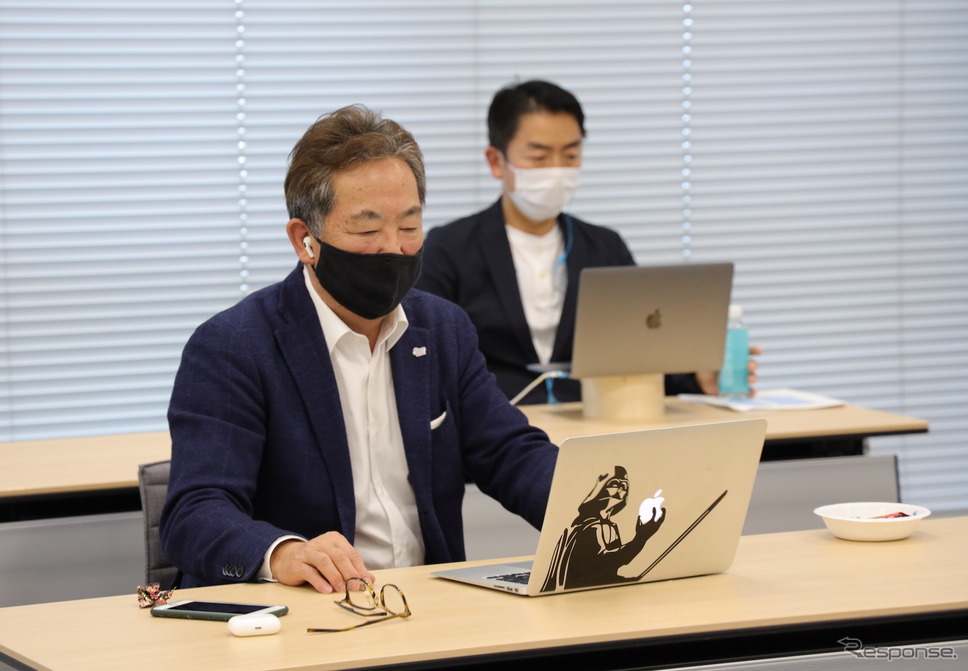市民ダイアログに参加した、SIP-adus構成員のモータージャーナリスト清水和夫氏と石井昌道氏《写真提供 岩貞るみこ、SIP-adus》