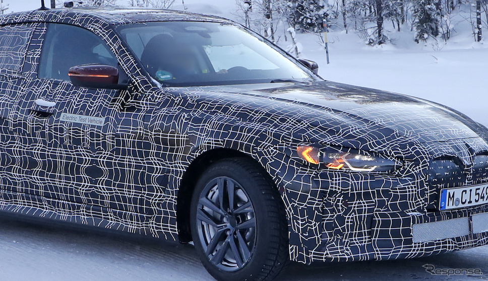 BMW i4 プロトタイプ(スクープ写真)《APOLLO NEWS SERVICE》
