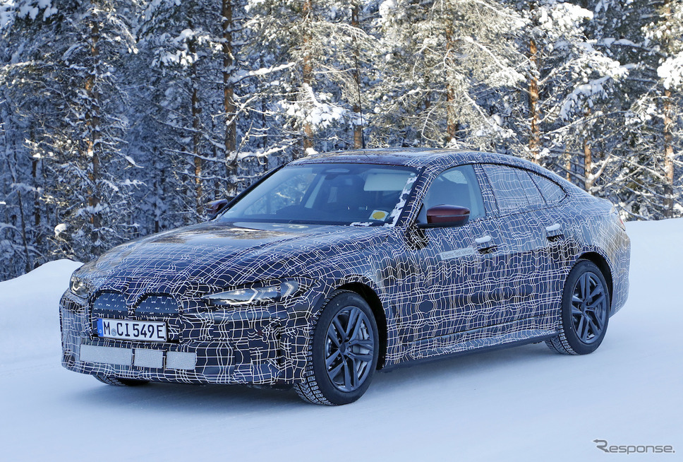 BMW i4 プロトタイプ(スクープ写真)《APOLLO NEWS SERVICE》