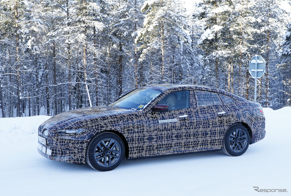 BMW i4 プロトタイプ(スクープ写真)《APOLLO NEWS SERVICE》