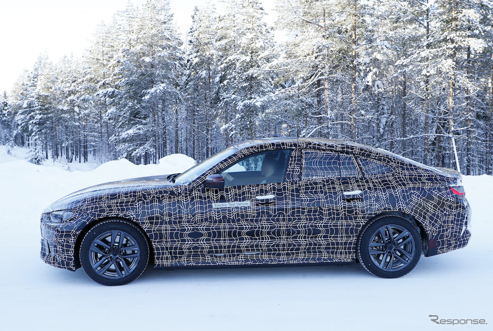 BMW i4 プロトタイプ(スクープ写真)《APOLLO NEWS SERVICE》