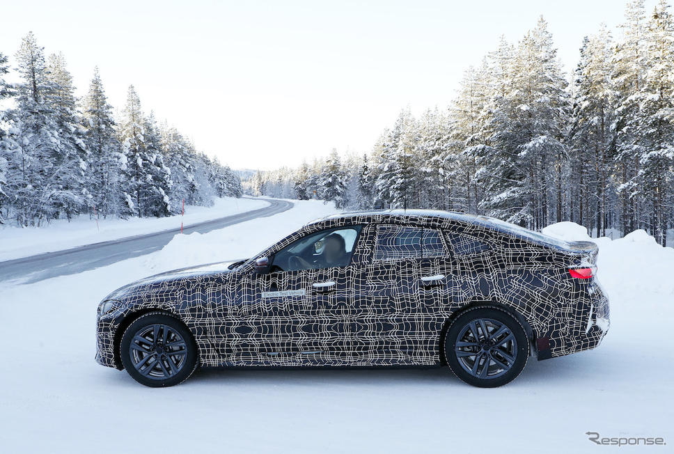 BMW i4 プロトタイプ（スクープ写真）《APOLLO NEWS SERVICE》