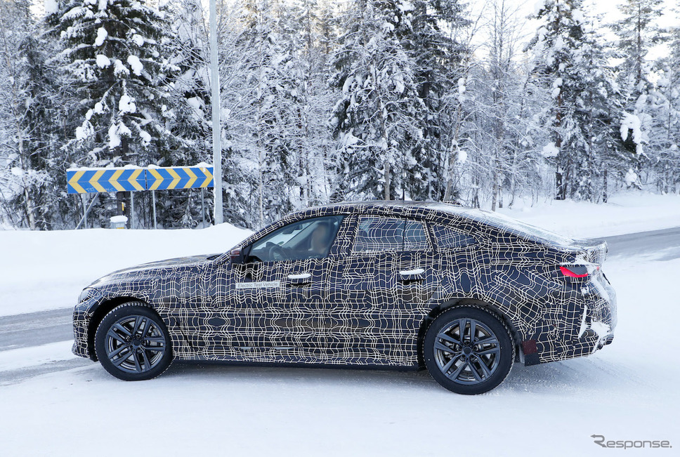 BMW i4 プロトタイプ(スクープ写真)《APOLLO NEWS SERVICE》