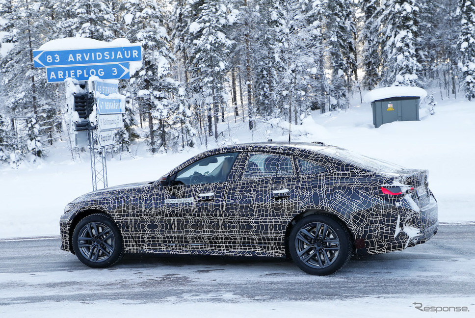 BMW i4 プロトタイプ(スクープ写真)《APOLLO NEWS SERVICE》