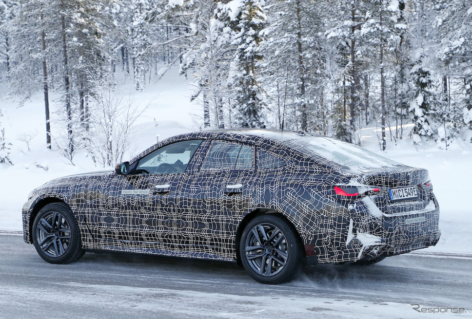 BMW i4 プロトタイプ(スクープ写真)《APOLLO NEWS SERVICE》