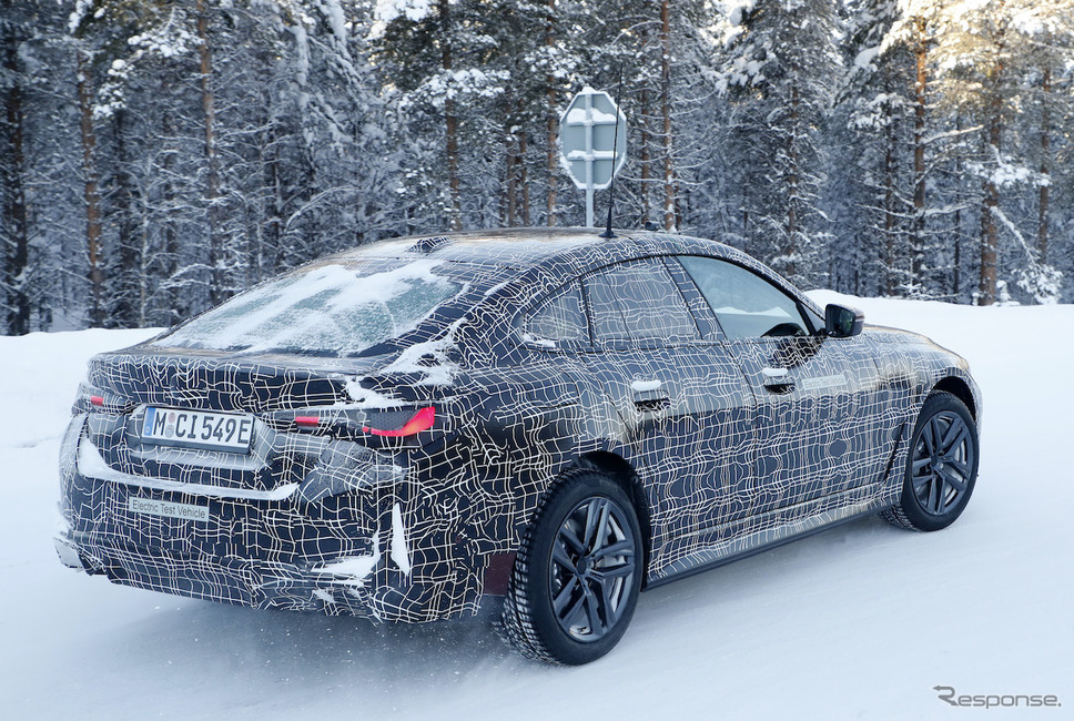BMW i4 プロトタイプ(スクープ写真)《APOLLO NEWS SERVICE》