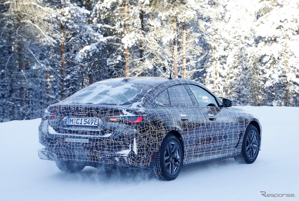 BMW i4 プロトタイプ(スクープ写真)《APOLLO NEWS SERVICE》
