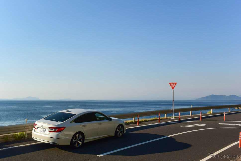 大隅の海沿いクルーズは気持ちが良い。好天のため、遠方に三島村の竹島、硫黄島がうっすらと見える。《写真撮影 井元康一郎》