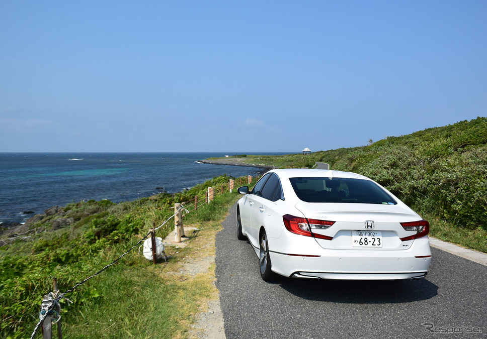 山口・角島の海辺にて。《写真撮影 井元康一郎》