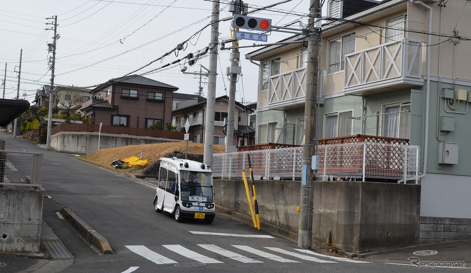 携帯電話網を用いて公道走行する自動運転車両へ信号情報を配信《写真提供 Mobility Technologies》