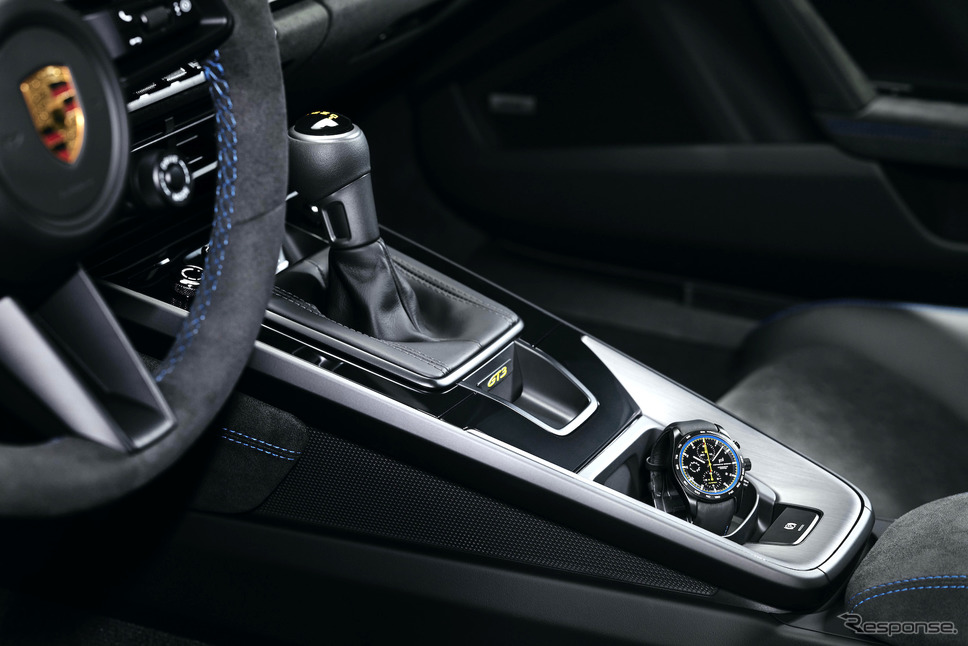 クロノグラフは、新型911 GT3顧客向けエクスクルーシブ。ポルシェデザインがデザインした。エンジンのコンロッドと同じチタン製だ。《photo by Porsche》