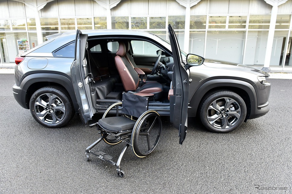 マツダ MX-30 EV 自立支援車両(「Self-empowerment Driving Vehicle」)《写真撮影 中野英幸》