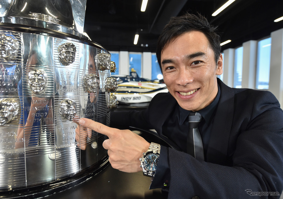 ボルグ・ワーナー・トロフィーに佐藤琢磨の顔がまたひとつ、新たに加わった。《Photo by INDYCAR》
