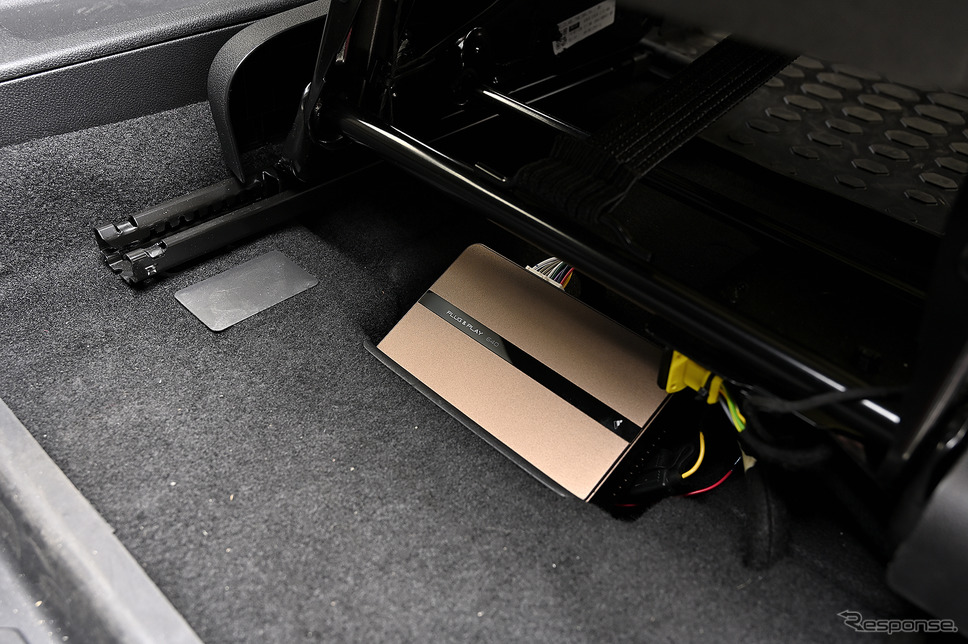 フロントシート下に車室内の音響をコントロールするDSPが装着されている《PHOTO:雪岡直樹》