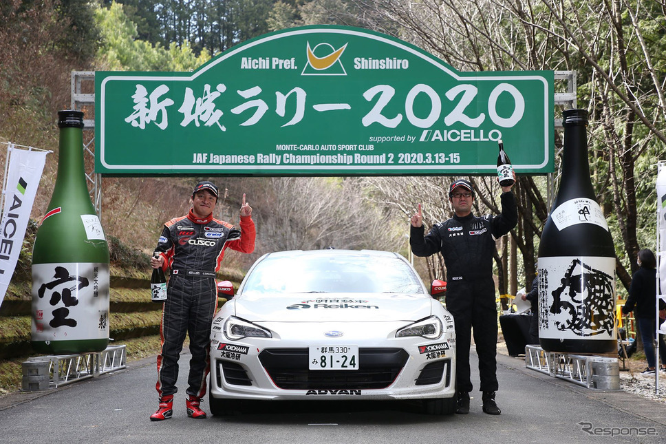 新城ラリー2020 ポディウムにて。竹内源樹さん(左)