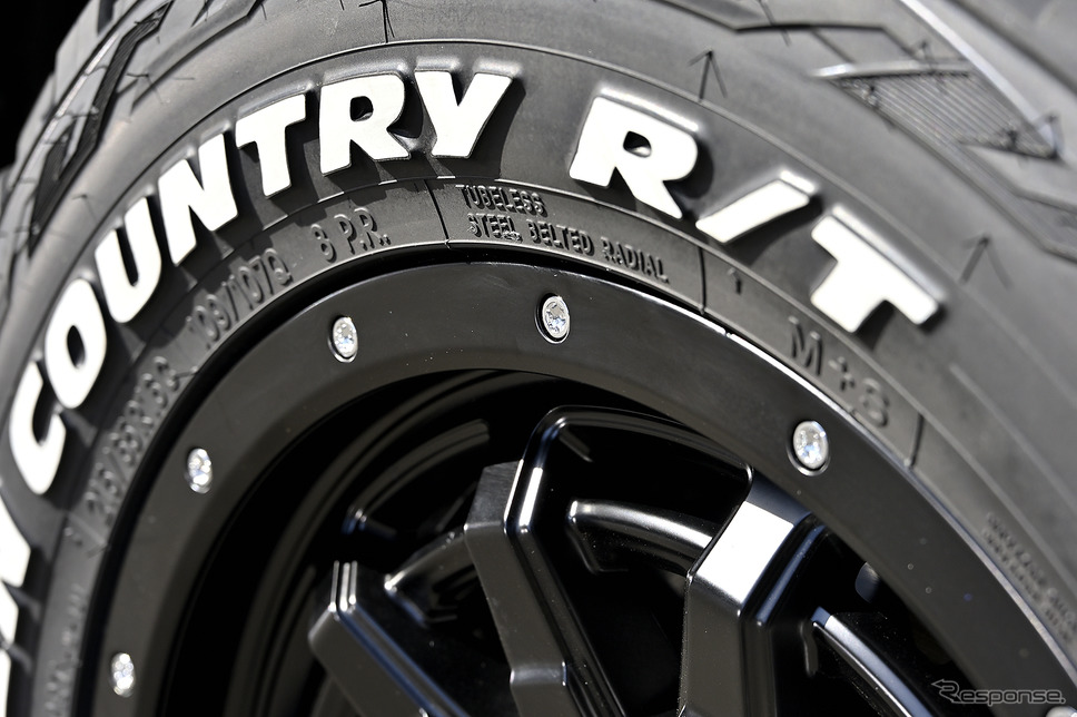 エセックス【EX-16】推奨サイズ:16×6.5J Inset38/カラー:オールセミグロスブラック/タイヤサイズ:215/65R16 ※注意事項:4WDはハンドル末切り時にインナーに干渉の可能性あり《写真撮影 雪岡直樹》