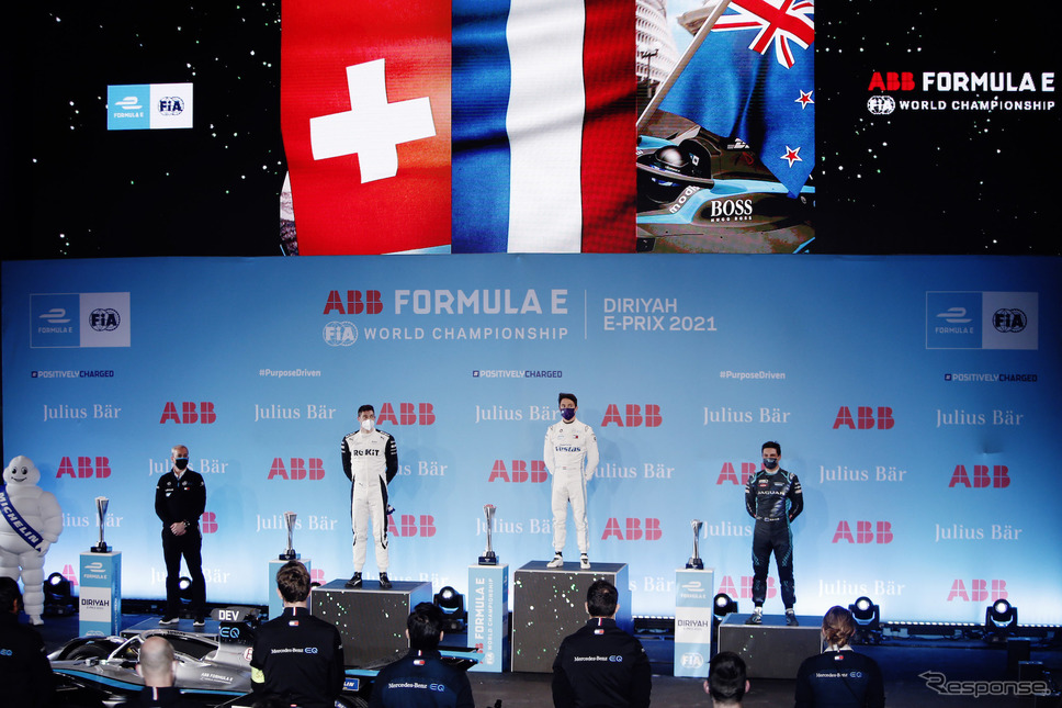 第1戦の表彰式（右から2人目が優勝のデ・フリーズ）。《Photo by ABB FIA Formula E》