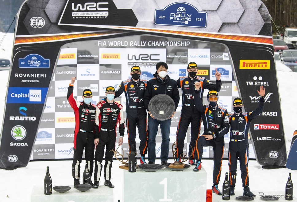 WRC第2戦の表彰式。中央の段の右が優勝の#8 タナク（同段左がコ・ドライバーのM.ヤルヴェオヤ）。《Photo by Red Bull》