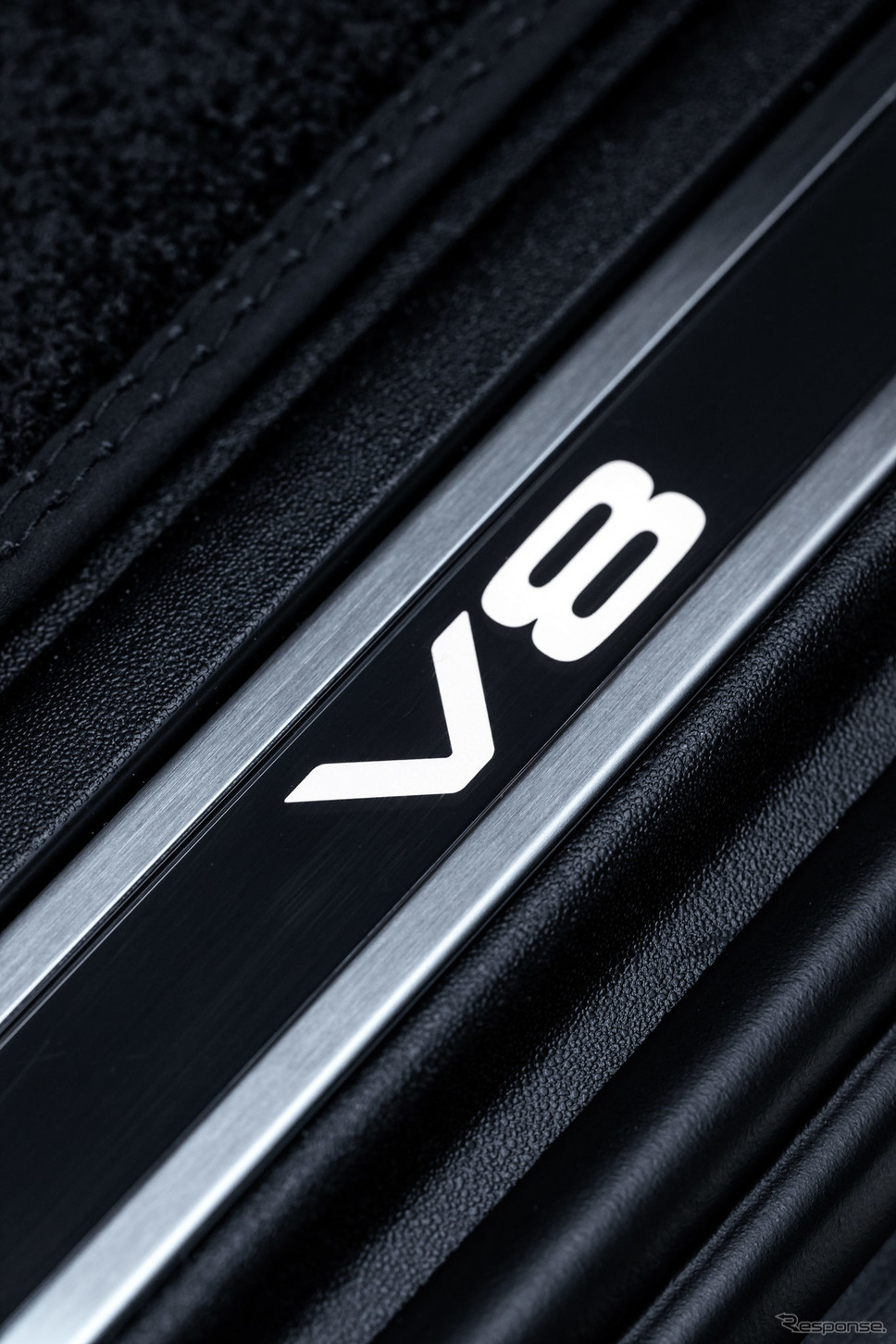 ランドローバー・ディフェンダー V8《photo by Land Rover》