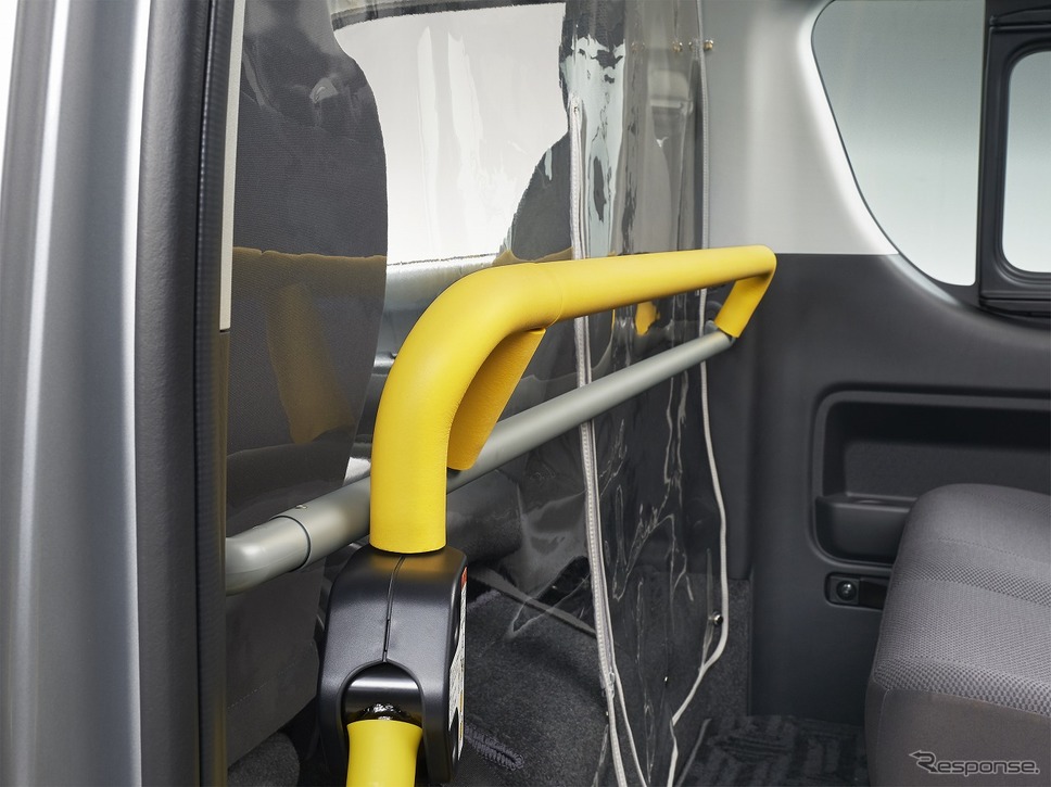 飛沫感染対策セパレータ(車いす仕様車Bタイプ 装着イメージ)《写真提供 トヨタ自動車》