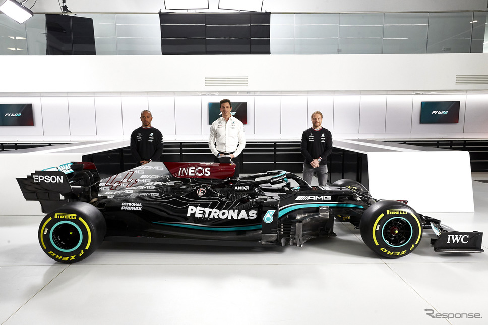 メルセデス-AMG F1 W12 E Performance(後方、左からハミルトン、トト・ウォルフ代表、ボッタス)《Photo by Mercedes-AMG Petronas F1 Team》