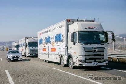 後続車無人のトラック隊列走行実証の様子《写真提供 経済産業省》