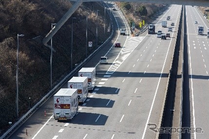 後続車無人のトラック隊列走行実証の様子《写真提供 経済産業省》
