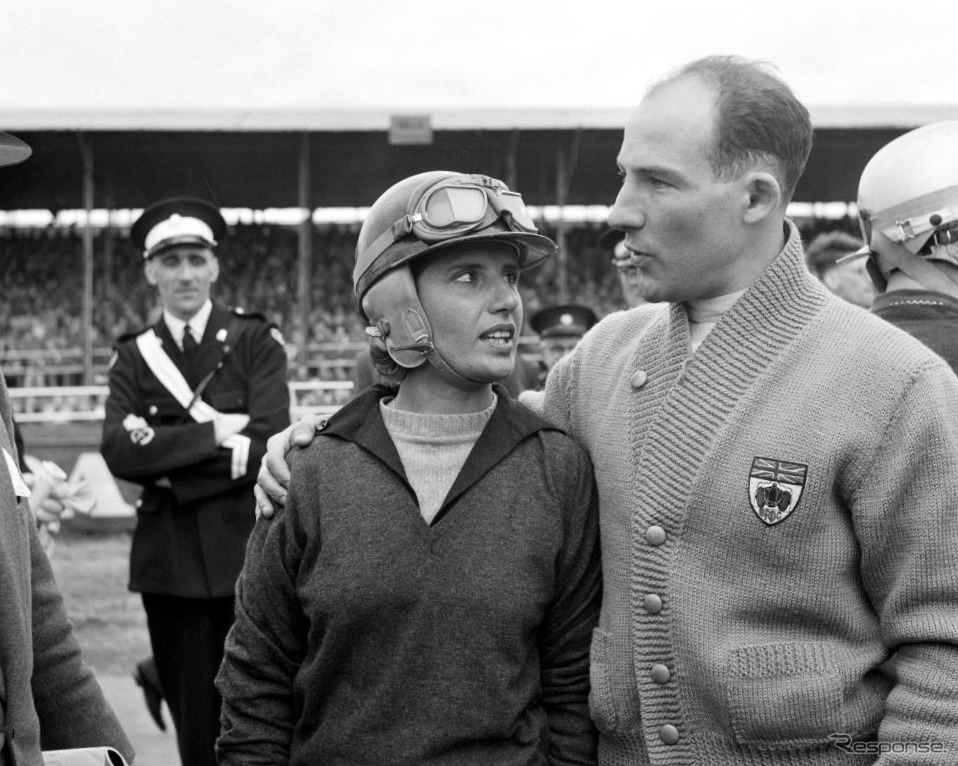 1959年5月、英シルバーストンでのレース出走を断られたマリア・テレーザをなぐさめるスターリング・モス。《Photo Percy Bosher/Mirrorpix/ゲッティイメージズ》