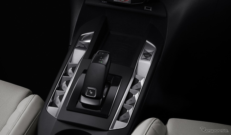 DS 7クロスバック E-TENSE 4×4《写真提供 グループPSAジャパン》