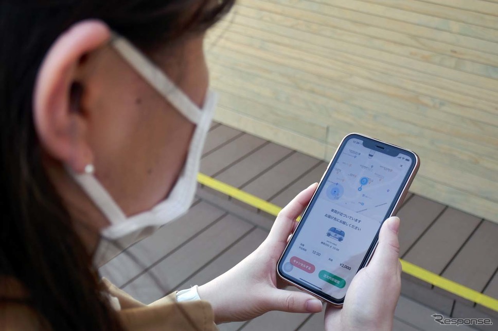 配達するバスが近づくと利用者のスマホに知らされる《写真撮影 会田肇》