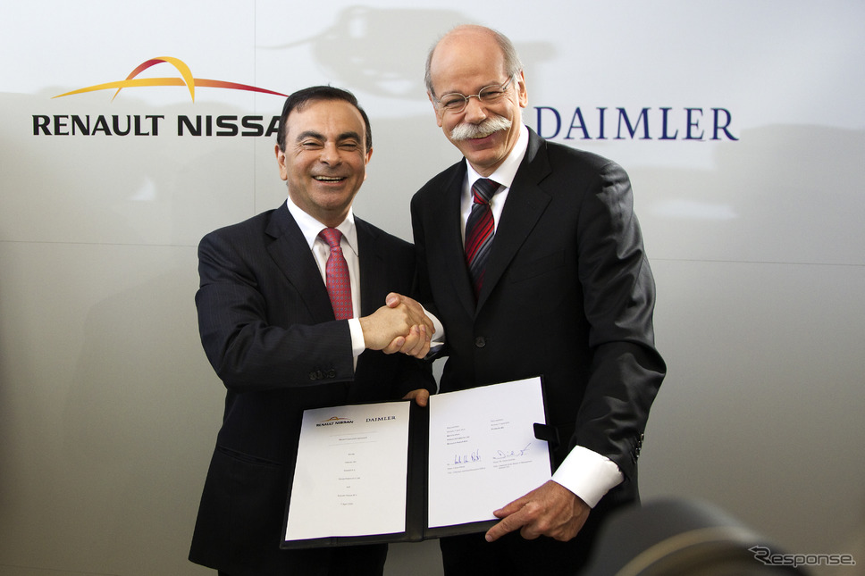 ルノー・日産アライアンスのカルロス ゴーンCEOとダイムラーのディーター ツェッチェCEO(2010年の提携発表)《photo by Daimler》