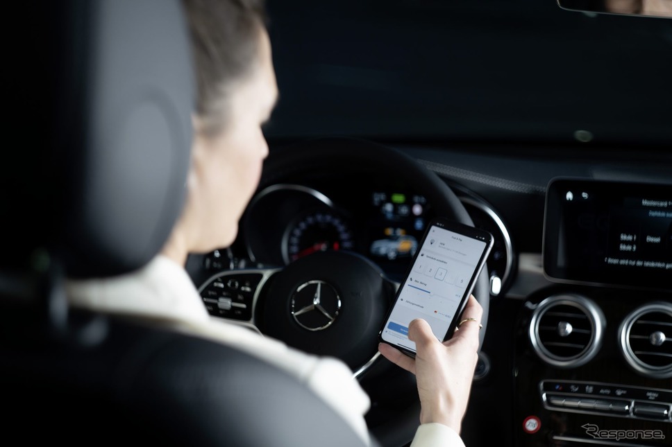 メルセデスベンツの「MBUX」やスマホアプリによるガソリンスタンドでの非接触型決済《photo by Mercedes-Benz》