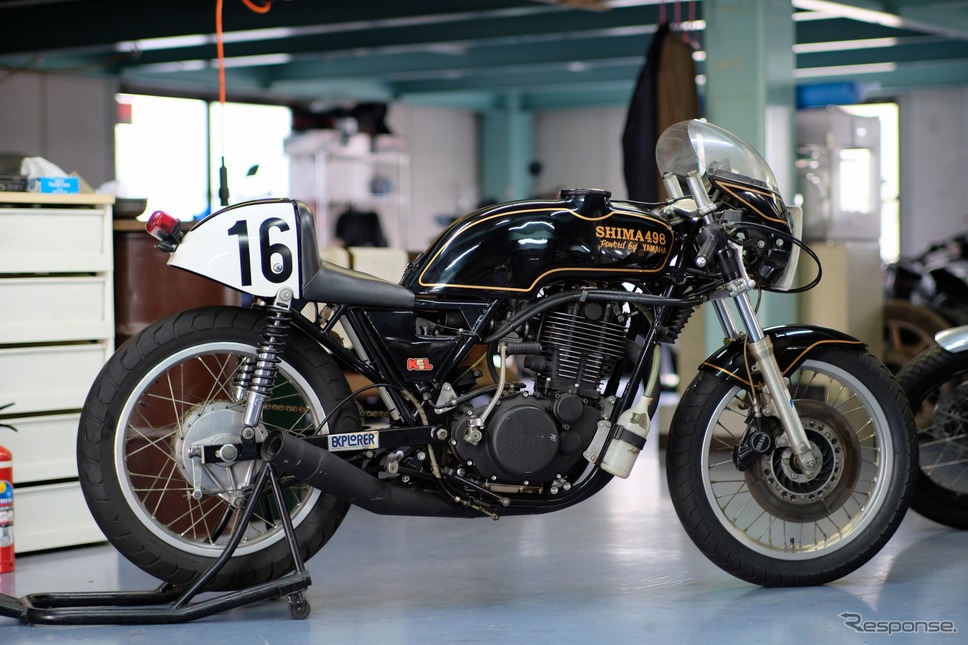 SR500のエンジンをオリジナルのフレームに搭載したレーサー「ロードボンバーIX改」。78年の鈴鹿8耐で好成績を収めた伝説のマシンである。《写真撮影 佐藤 旅宇》