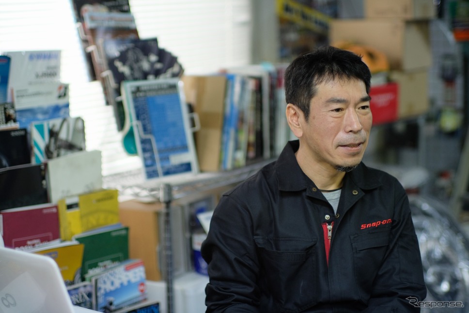 ナインゲート代表 細井啓介氏 二輪部品メーカーの設計・営業を経て。2016年に東京都東久留米市に「ナインゲート」を開業。ヤマハSRをメインに国内外のバイクのメンテナンスやカスタムを手掛ける。《写真撮影 佐藤 旅宇》