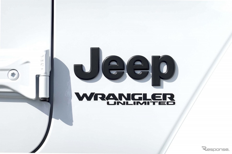 マットブラック仕上げのJeepバッジ《写真提供 FCAジャパン》