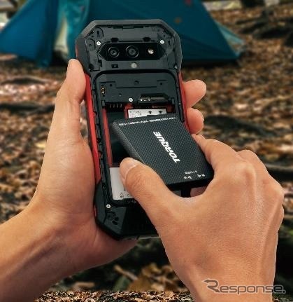 京セラTORQUE 5G:着脱可能バッテリー《写真提供 京セラ》