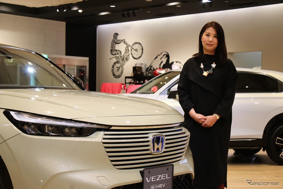本田技術研究所デザインセンターオートモービルデザイン開発室プロダクトデザインスタジオアシスタントチーフエンジニアCMFデザイナーの斧山真弓さん《写真撮影 内田俊一》