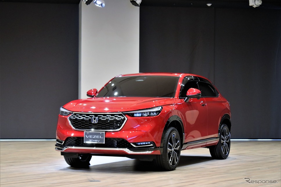 ホンダ・ヴェゼル(フロントグリル等用品装着車)。ボディカラーはプレミアムクリスタルレッドメタリック。《写真撮影 内田俊一》