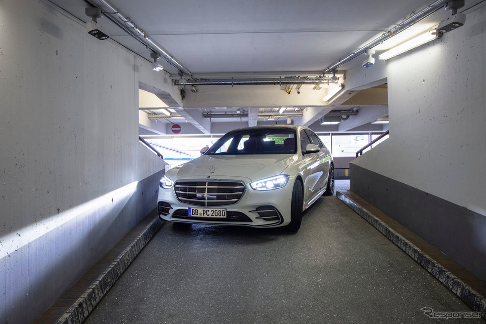 メルセデスベンツ Sクラス 新型を使った自動駐車の実証実験《photo by Mercedes-Benz》