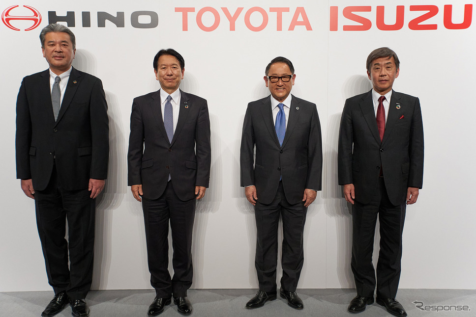 向かって左から:Commercial Japan Partnership Technologiesの中嶋裕樹代表取締役社長、日野自動車の下義生代表取締役社長、トヨタ自動車の豊田章男代表取締役社長、いすゞ自動車の片山正則代表取締役社長《写真提供 トヨタ自動車》