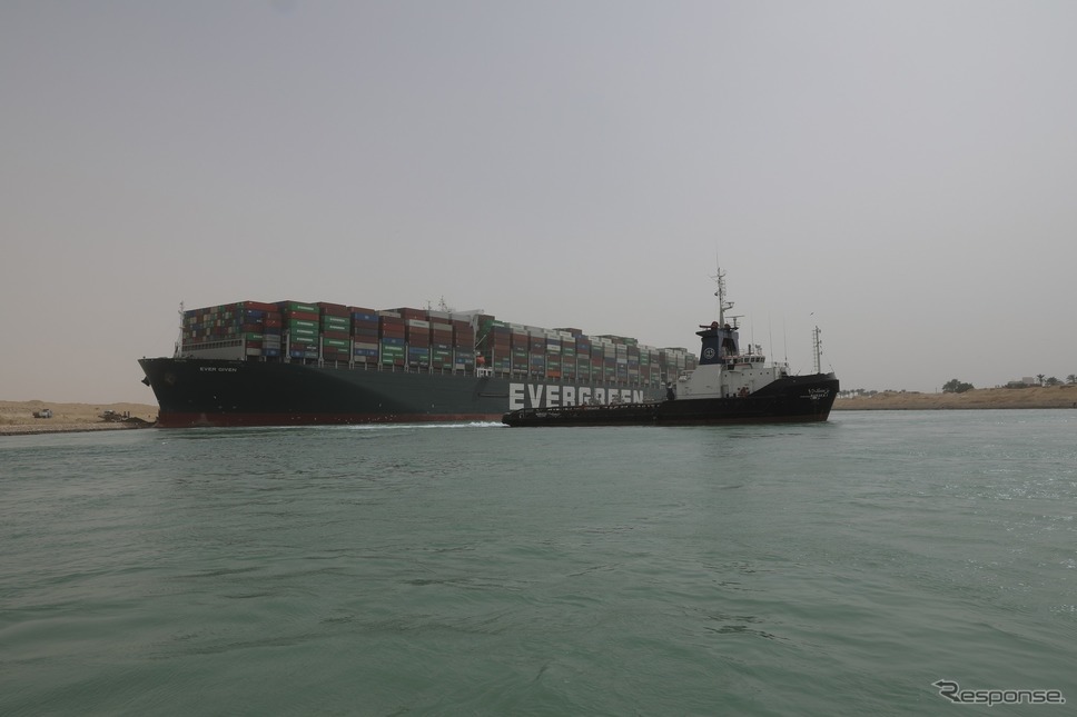 スエズ運河で座礁したコンテナ船《photo by Suez Canal Authority》